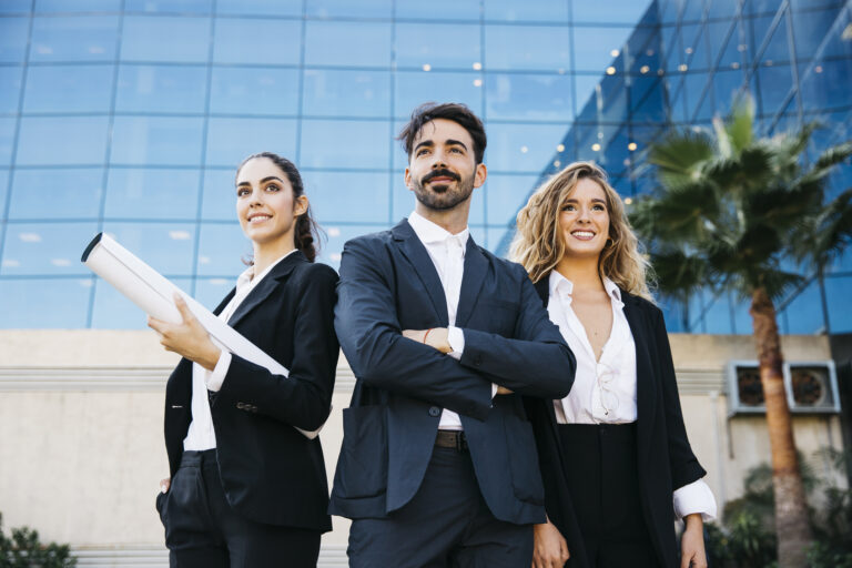 grupo-de-tres-modernos-arquitectos